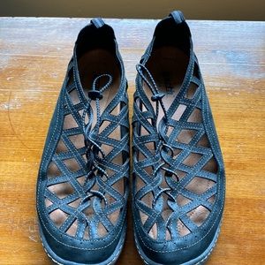 Earth brand walking shoes - size 9.5